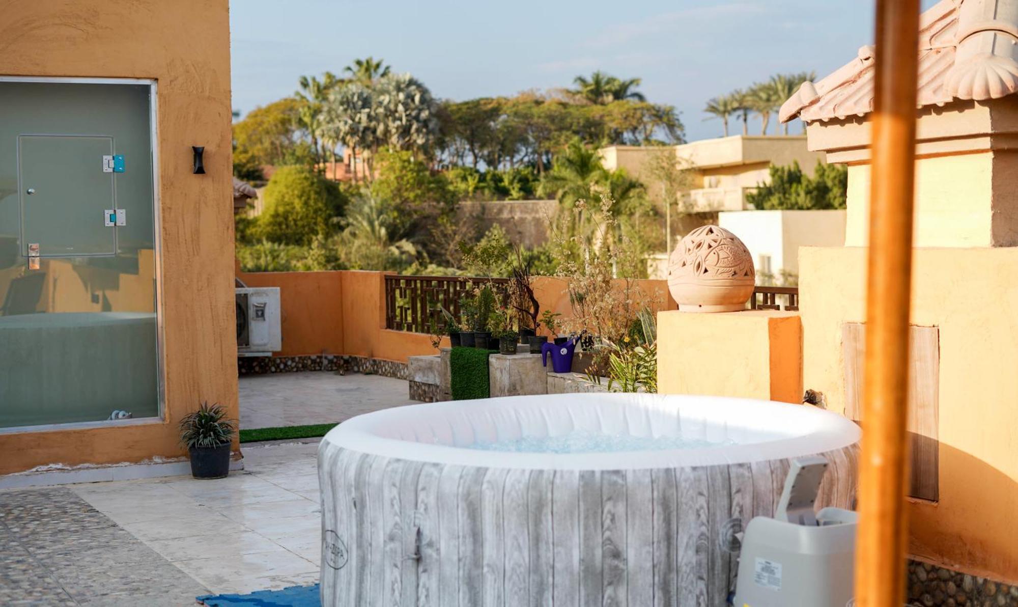 Appartamento Boho Getaway With Pyramids View & Jacuzzi Giza Esterno foto